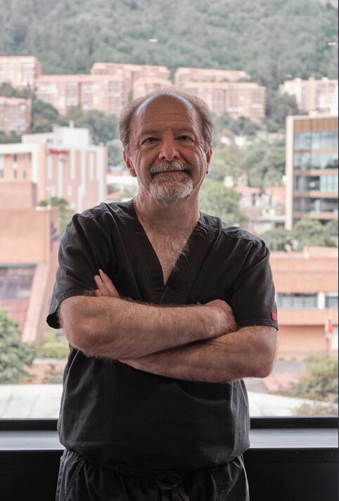 El doctor José Rolando Prada Madrid, cirujano plástico en el Hospital Universitario Fundación Santa Fe de Bogotá