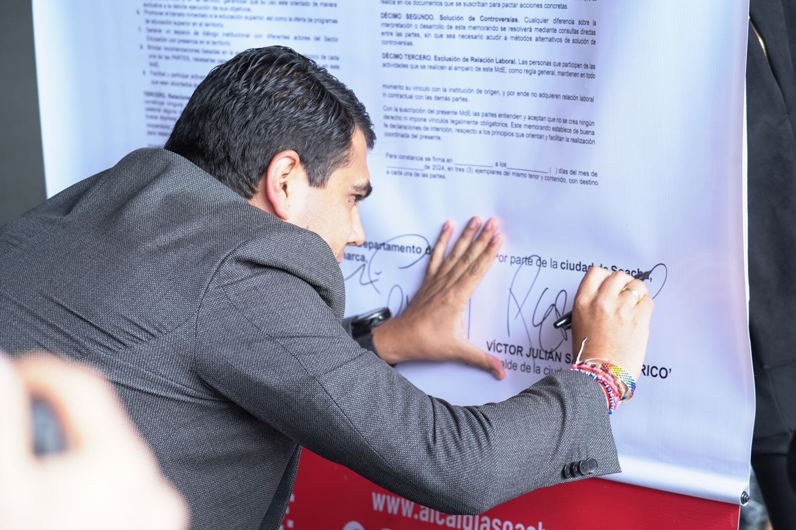 Alcalde de Soacha, Julián Sánchez, firmando el memorando de entendimiento
