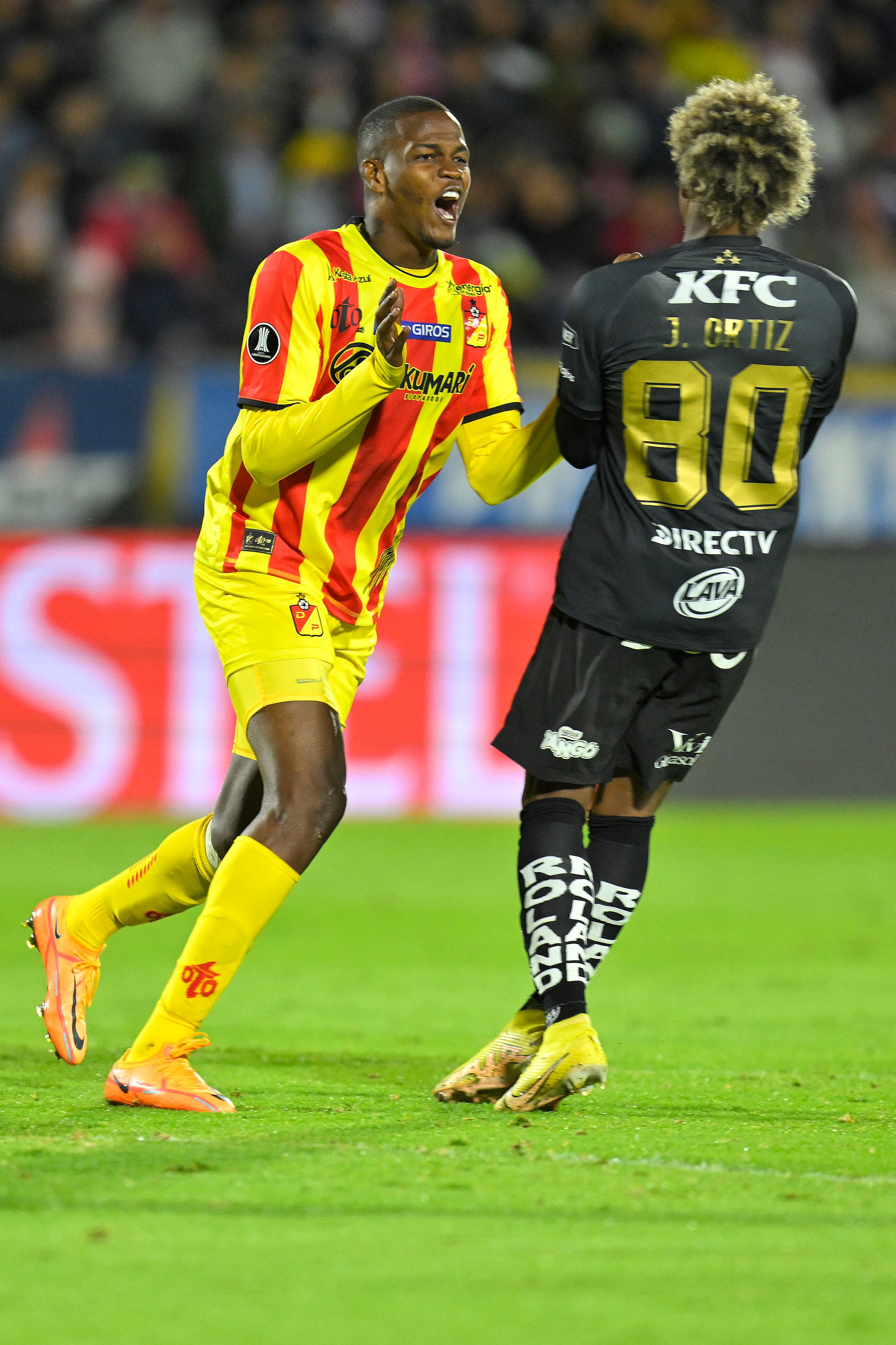 Deportivo Pereira's midfielder Larry Angulo (L) celebrates after scoring during the Copa Libertadores round of 16 second leg football match between Ecuador's Independiente del Valle and Colombia's Deportivo Pereira, at the Atahualpa Olympic stadium in Quito, on August 9, 2023. (Photo by Rodrigo BUENDIA / AFP)