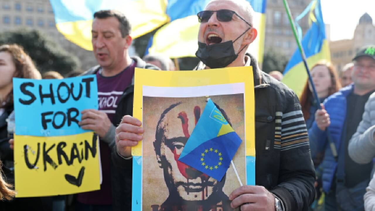 Cientos de manifestantes protestaron contra la guerra en Ucrania en Barcelona