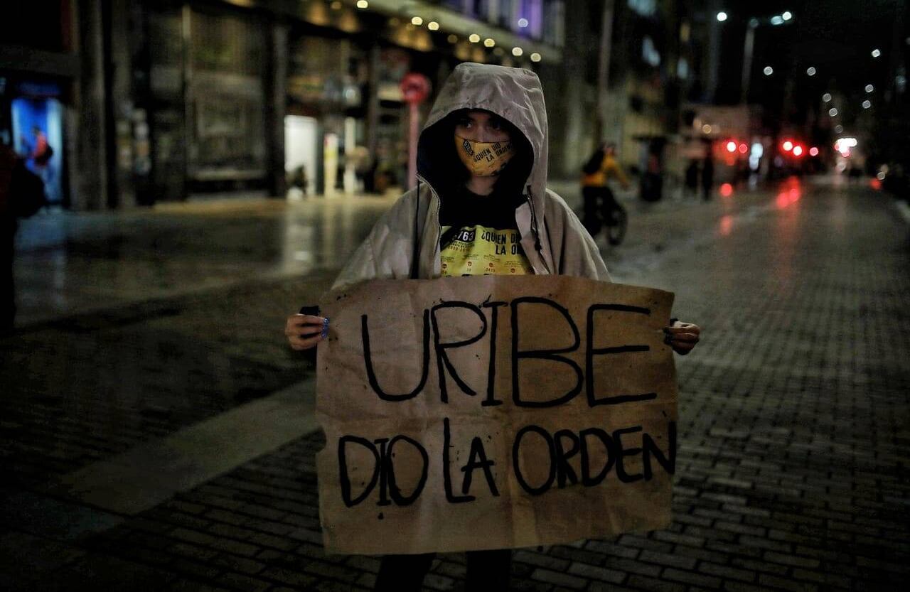 Colombianos celebraron la orden de detención domiciliaria al expresidente Àlvaro Uribe