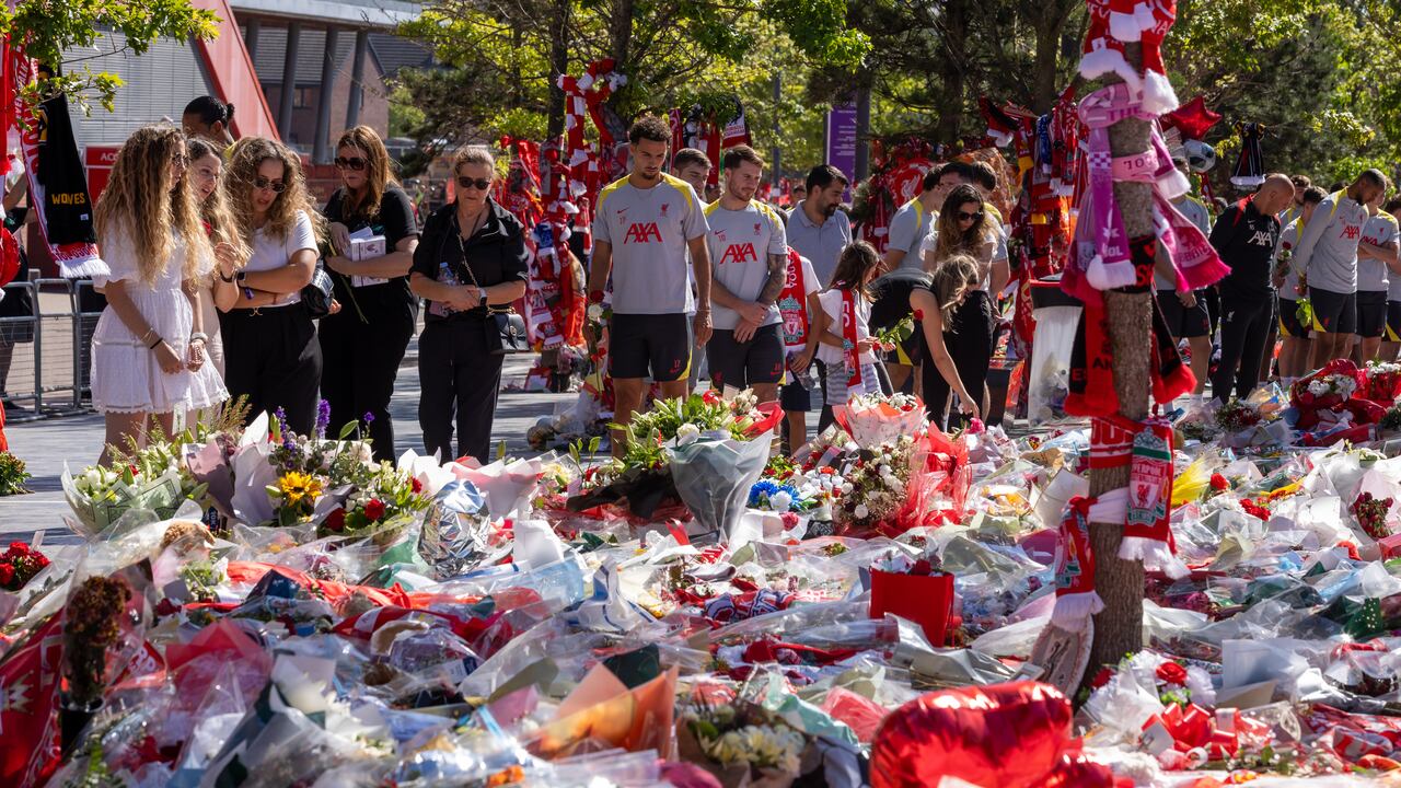 Liverpool hizo presencia en el estadio de Anfield para rendir un tributo más a Diogo Jota.