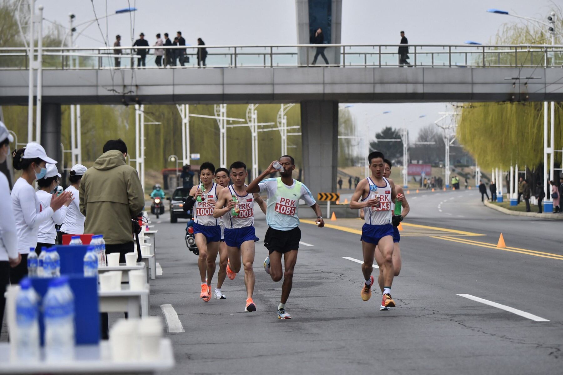 Los participantes participan en el 31º Maratón Internacional de Pyongyang en Pyongyang el 6 de abril de 2025, como parte de las celebraciones que marcan el nacimiento del líder fundador de Corea del Norte, Kim Il Sung, en 1912. La última edición del Maratón de Pyongyang se celebró en 2019 antes de la pandemia, durante la cual el Estado con armas nucleares selló sus fronteras en un esfuerzo por contener el virus. (Foto de KIM Won Jin / AFP)