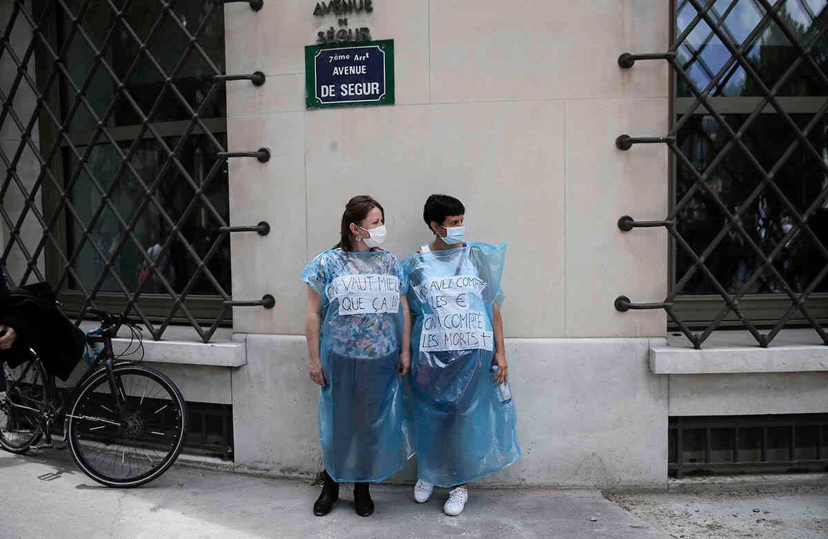 Los trabajadores del hospital se manifiestan el martes 16 de junio de 2020 en París. Los trabajadores hospitalarios franceses y otros protestan en ciudades de todo el país para exigir mejores salarios y más inversiones en el sistema de hospitales públicos de Francia, que se considera uno de los mejores del mundo, pero luchó para manejar un flujo de pacientes con virus después de años de recortes de costos. Francia ha visto casi 30,000 muertes por virus. Foto AP / Christophe Ena