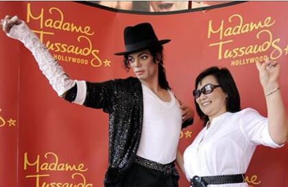 Una turista posa junto a la estatua de Michael Jackson en el museo de cera "Madame Tussaud", en Hollywood, California (EEUU). La estatua, que tuvo una inversión de 300.000 dólares, se exhibe en el aniversario de la muerte del "rey del pop".