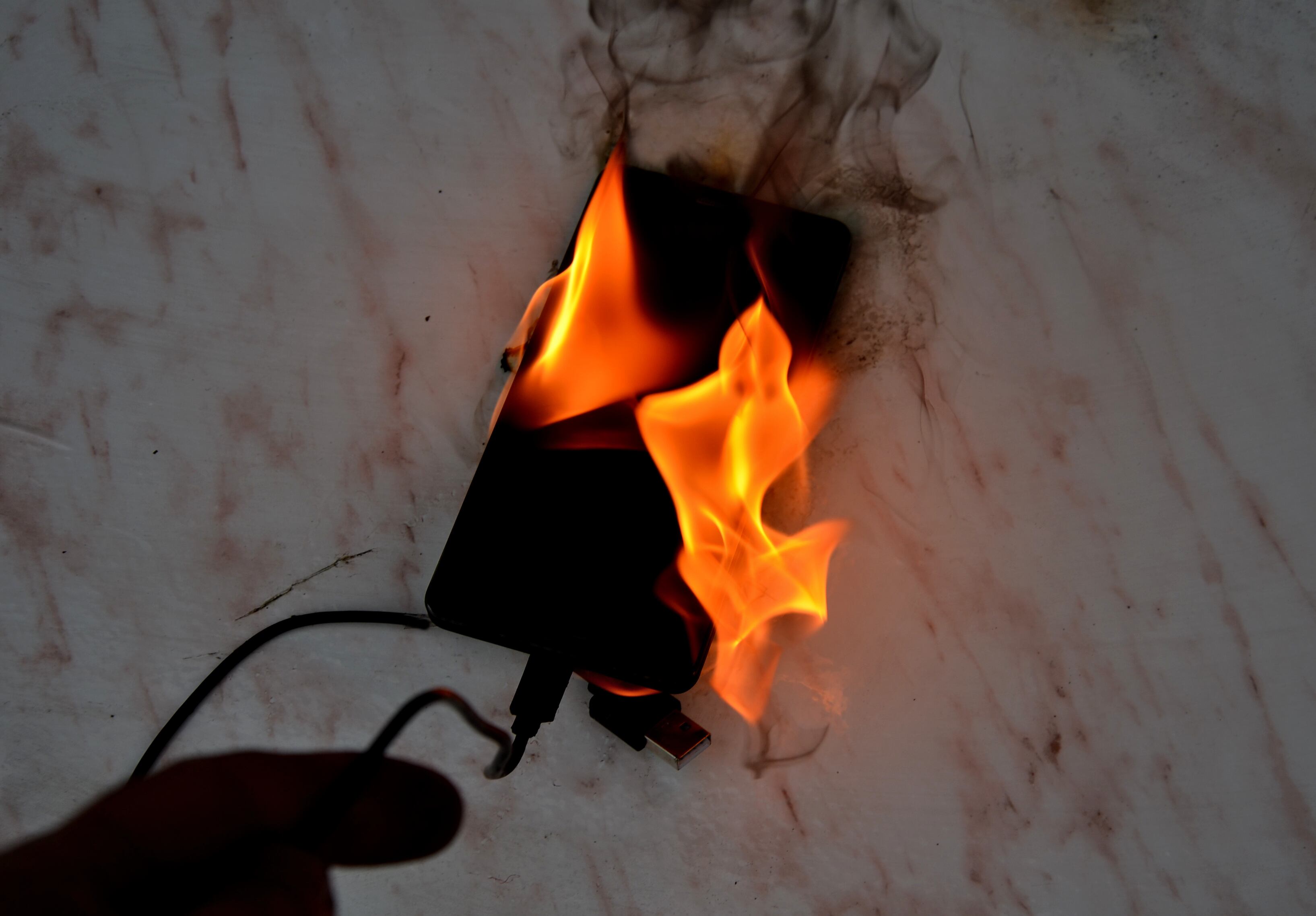 ¿Por qué se explota la batería de un celular?