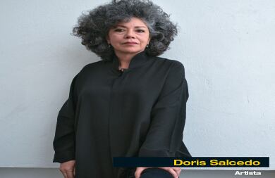 Doris Salcedo es una mujer valiente. Sus esculturas e instalaciones, producto de incontables horas de trabajo y de agotadora reflexión, le han permitido escalar la cumbre del arte internacional. Pero ella antes que nada es valiente porque ha puesto en el corazón de su labor un mensaje para el mundo. Una visión íntimamente enlazada con la historia de Colombia, una que es imposible olvidar. Salcedo, nacida en 1958 en Bogotá, ha hecho de la violencia y, sobre todo, de sus víctimas el objeto de su labor. Ella sostiene que “el buen arte es político”, pero como una dimensión donde esto último adquiere un significado trascendental. Al colgar sillas vacías del Palacio de Justicia, al cruzar la ropa de un campesino con varas de hierro, al tejer una ruana con agujas o al abrir una grieta en uno de los museos más importantes de la Tierra recuerda que el dolor se oculta en lo cotidiano, y lo convierte en un espacio de duelo. Su obra reproduce emociones. “Llevo 30 años trabajando obsesivamente el tema de la violencia política”, le dijo a SEMANA. “Mi obra devuelve la humanidad perdida en el acto violento”. Salcedo no se considera una líder. “Yo soy escultora”, enfatiza. Y cuenta que “las cosas no se hacen solas” y que investiga sola durante mucho tiempo en su estudio en Bogotá. Que entrevista a los sobrevivientes de la guerra y que a ese insumo le mezcla lecturas para “conectar las experiencias del país con las grandes obras del pensamiento”. Y que cuando, finalmente, siente que tiene listo un plan reúne a su equipo. “Yo soy parte de un coro, no soy una cantante solista”. Vistos así, sus trabajos serían el fruto de una labor colectiva. Pero ellos, a la vez, tienen efectos impensables sin la presencia de una mente genial. Y esa es la de Salcedo. “La violencia genera una imagen sobre el desprecio por la vida”, cuenta. “El arte toma esas imágenes y las convierte en su opuesto: discretas, respetuosas, sagradas”. Sin ellas, nada de esto sería posible.