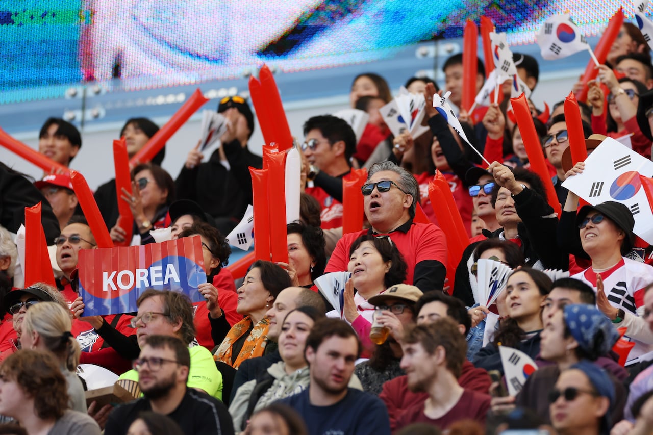 Hinchada de Corea del Sur en el partido contra Colombia