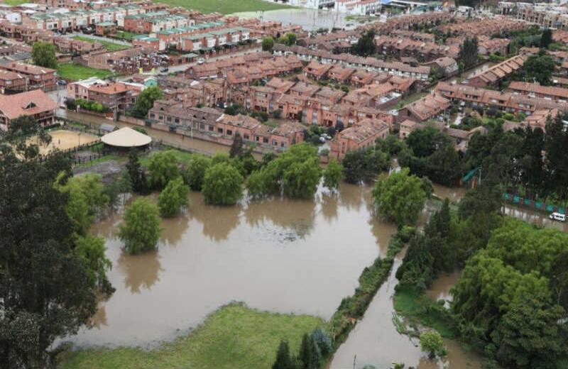 Hombres del cuerpo de Bomberos y de la CAR trabajan en  la evacuación de las aguas en ese municipio cercano a Bogotá. 
