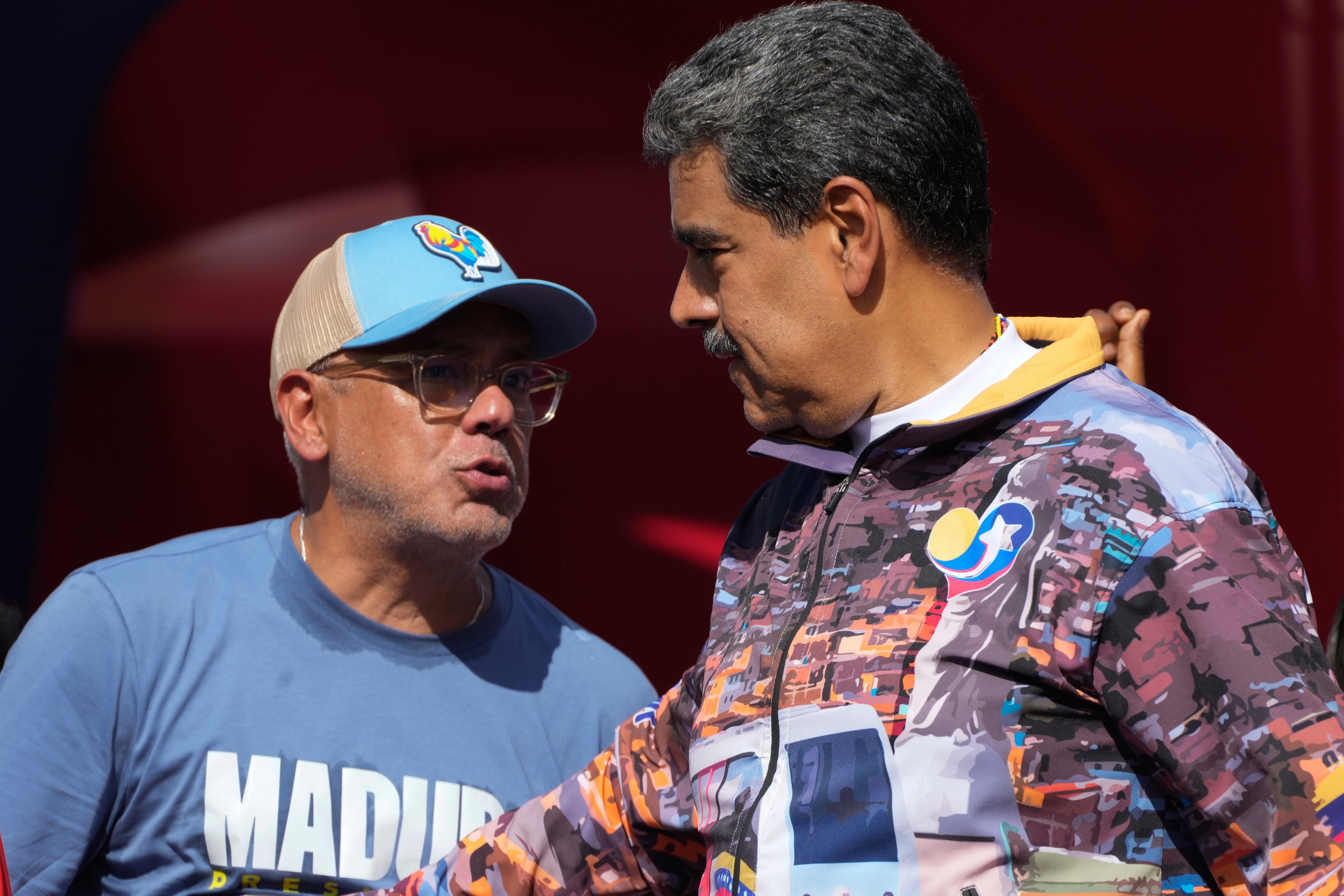 El presidente venezolano, Nicolás Maduro, a la derecha, escucha al presidente de la Asamblea Nacional, Jorge Rodríguez, durante un mitin de campaña en Caracas, Venezuela, el jueves 18 de julio de 2024. (Foto AP/Ariana Cubillos)
