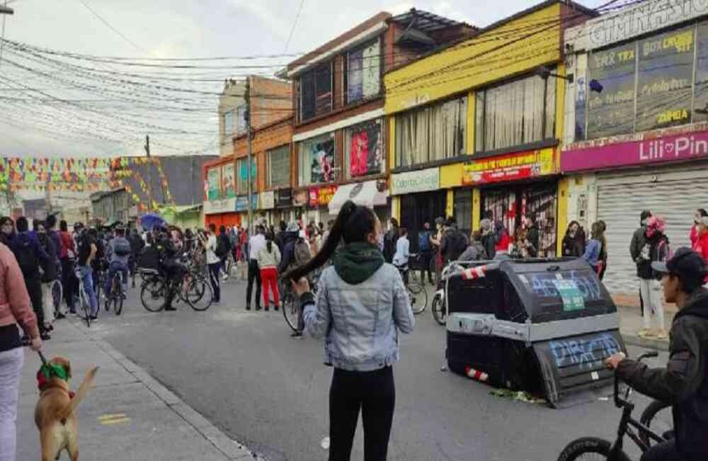 A ambos costados del CAI se ubicaron los manifestantes para gritar varias proclamas contra la Policía.