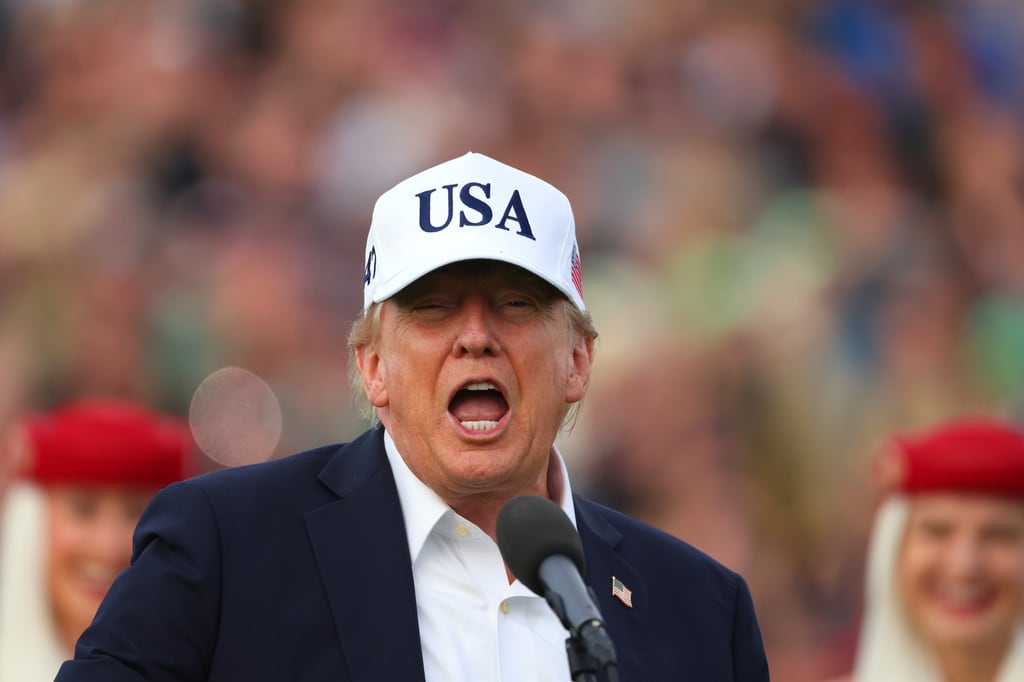 El presidente estadounidense Donald Trump se dirige a la multitud durante el Abierto de Irlanda en el campo de golf Trump International Golf Links en Doonbeg, Irlanda.
