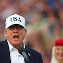 El presidente estadounidense Donald Trump se dirige a la multitud durante el Abierto de Irlanda en el campo de golf Trump International Golf Links en Doonbeg, Irlanda.