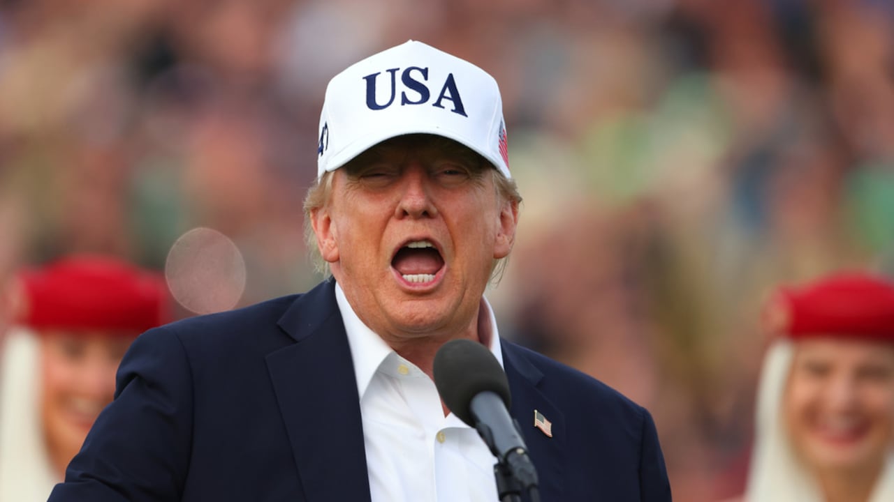 El presidente estadounidense Donald Trump se dirige a la multitud durante el Abierto de Irlanda en el campo de golf Trump International Golf Links en Doonbeg, Irlanda.