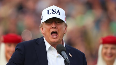 El presidente estadounidense Donald Trump se dirige a la multitud durante el Abierto de Irlanda en el campo de golf Trump International Golf Links en Doonbeg, Irlanda.
