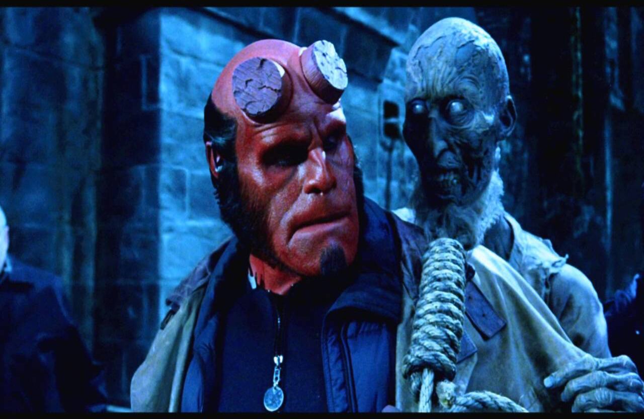 Hellboy (2004) Basada en la novela gráfica de Mike Mignola, esta película cuenta la historia de un héroe poco común. Tiene 60 años, cuerpo rojizo y musculoso, y cuernos. Junto con otras criaturas que no encajan en el mundo ordinario, se dedica a salvar el mundo desde las sombras. 