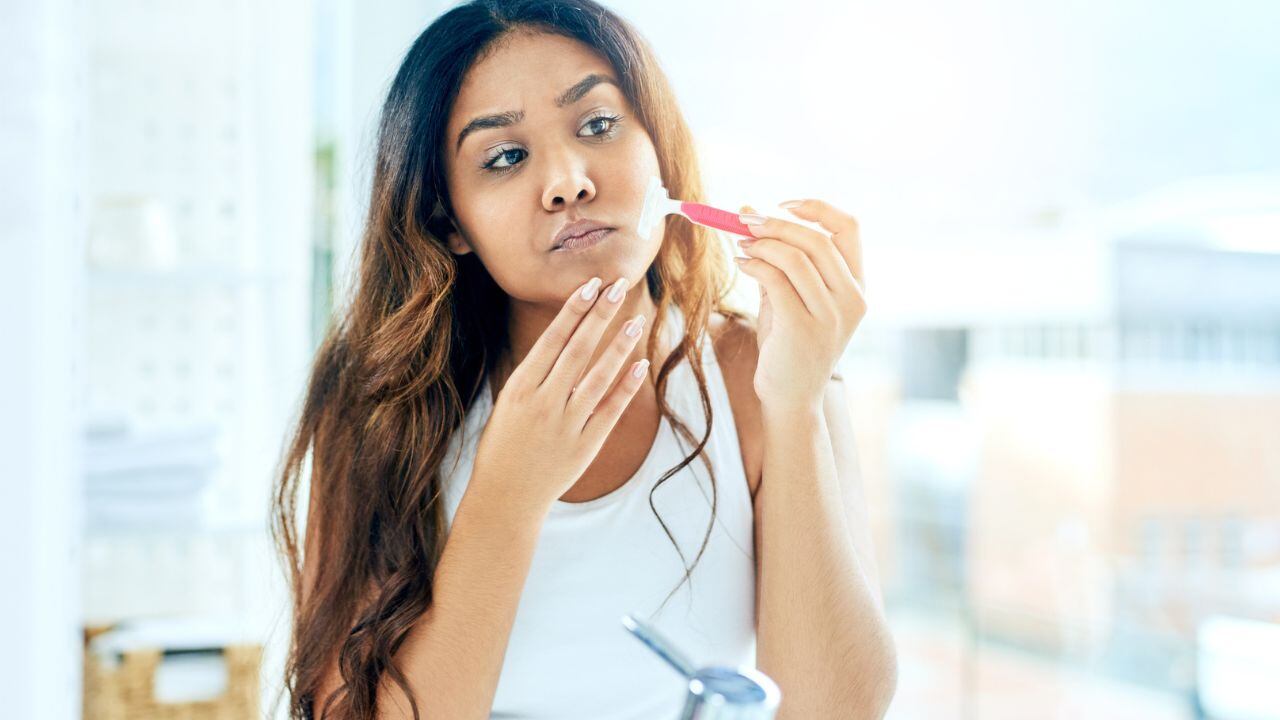 Esta es la manera ideal para depilarse el bigote y que no le salgan manchas