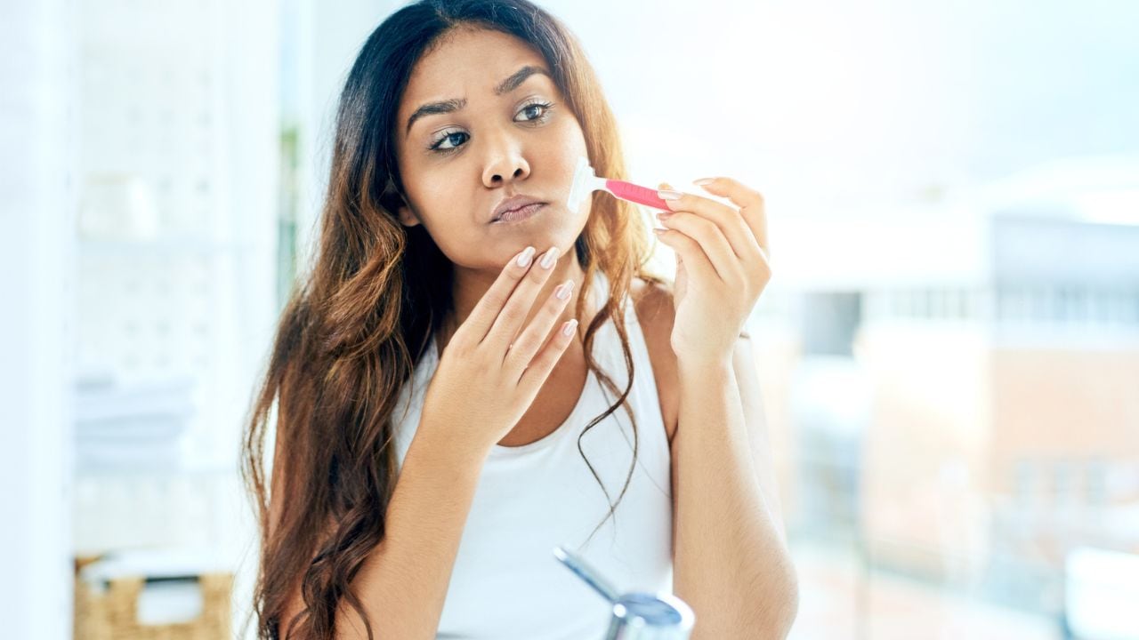 Esta es la manera ideal para depilarse el bigote y que no le salgan manchas
