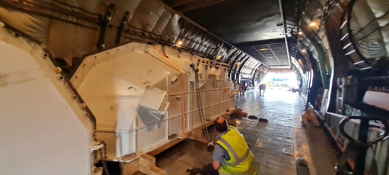 El avión llegó después de un recorrido de 19.00 kilómetros de recorrido, en donde hizo escalas técnicas en países como Irlanda, Islandia y Estados Unidos.