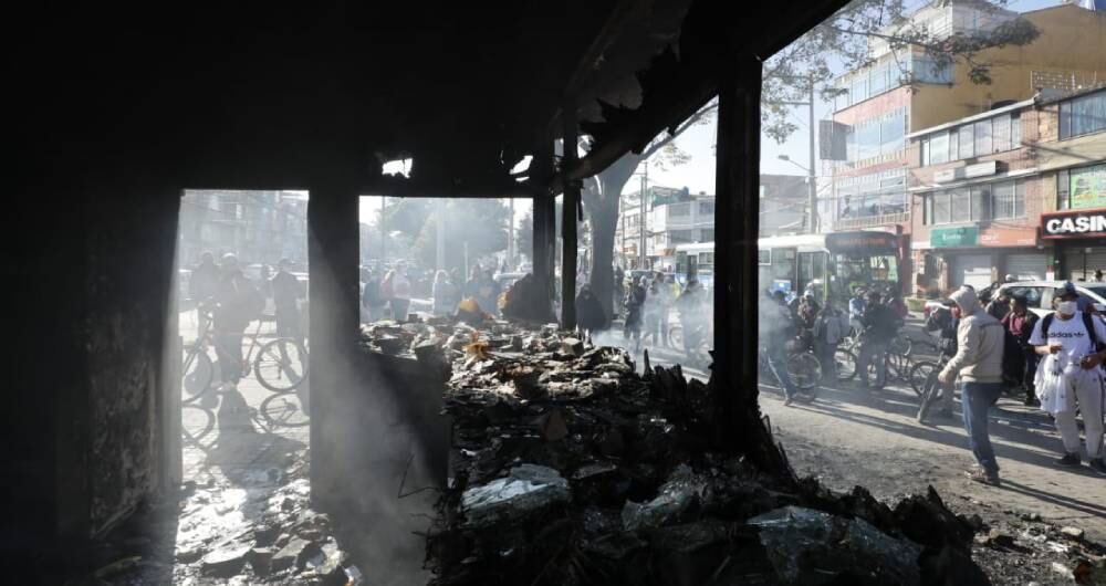 Los desmanes también ocurrieron en el sector de La Gaitana, Suba, donde el fuego consumió parcialmente la estructura frontal del CAI. Guillermo Torres / SEMANA.