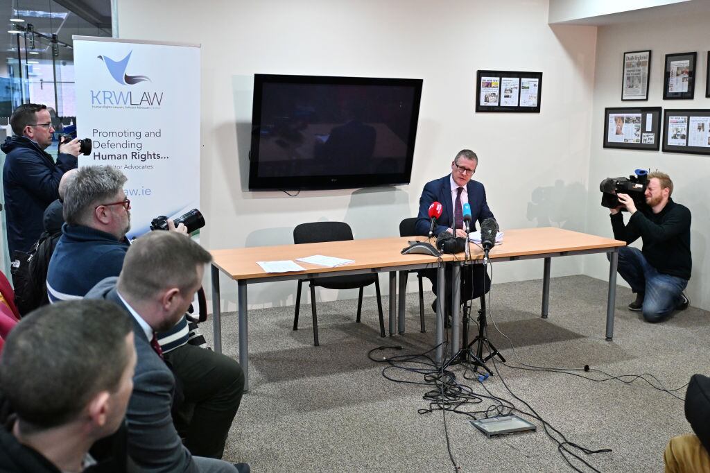 BELFAST, IRLANDA DEL NORTE - 8 DE MARZO: Kevin Winters, el abogado que representa a los familiares que participaron en la investigación, habla con los medios de comunicación después de un informe sobre una importante investigación sobre un espía del ejército que operó en el corazón del IRA durante los disturbios de Irlanda del Norte. , el 8 de marzo de 2024 en Belfast, Irlanda del Norte. El informe provisional de la investigación sobre Freddie Scappaticci, un presunto topo del MI5 dentro del IRA durante los disturbios conocido como 'Stakeknife' se publica hoy. Se alega que Scappaticci fue responsable del asesinato y tortura de varios informantes del IRA. Murió en abril de 2023 después de vivir con un nombre falso en Surrey durante los últimos años de su vida.