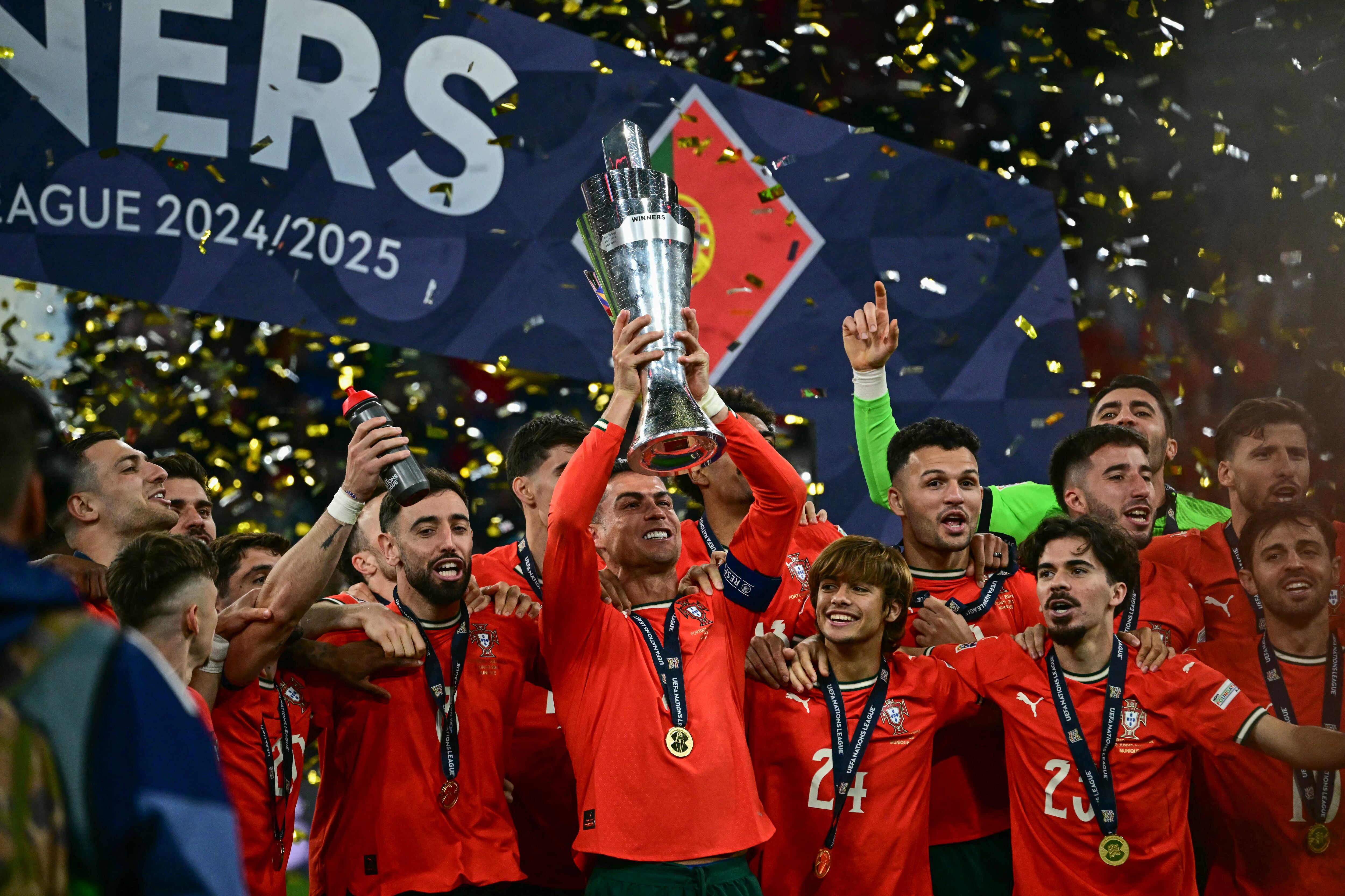 Los jugadores de Portugal, incluido el delantero número 7 Cristiano Ronaldo, celebran con el trofeo tras ganar la final de la Liga de Naciones de la UEFA entre Portugal y España en Múnich, sur de Alemania, el 8 de junio de 2025. (Foto de Tobias SCHWARZ / AFP)