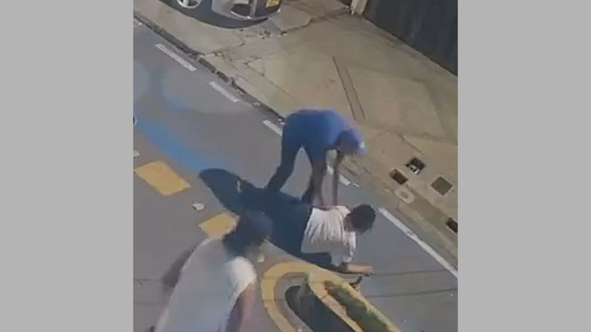 Momento en el que la mujerrecibe ayuda para reincorporarse luego del fuerte golpe que recibió.