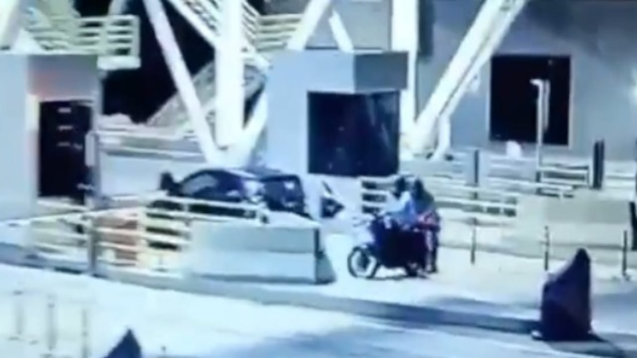 Momento en que dejan abandonado carro bomba en un peaje del Casanare. Hay cuatro heridos.