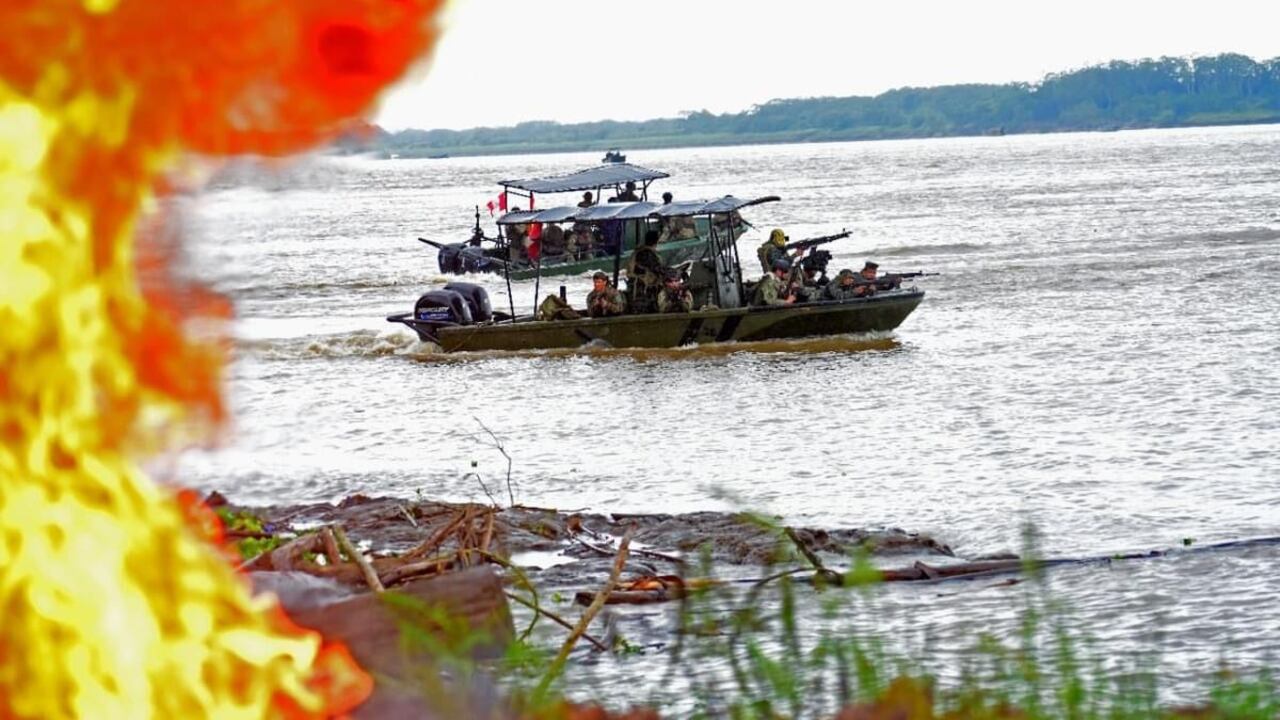 Fuerzas Militares de Colombia y Perú atacan a grupos ilegales en el Amazonas.