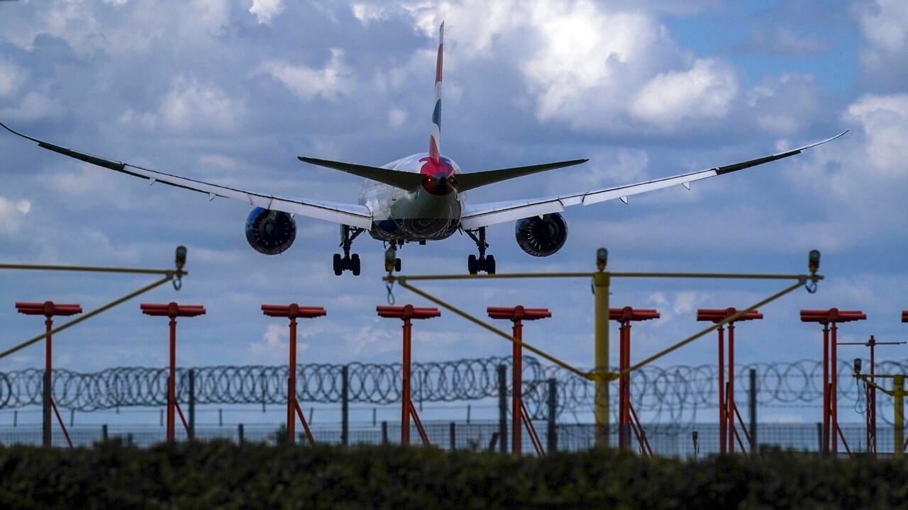 España reanuda los vuelos desde Brasil y Sudáfrica, pero mantiene cuarentena. (Steve Parsons/PA via AP)
