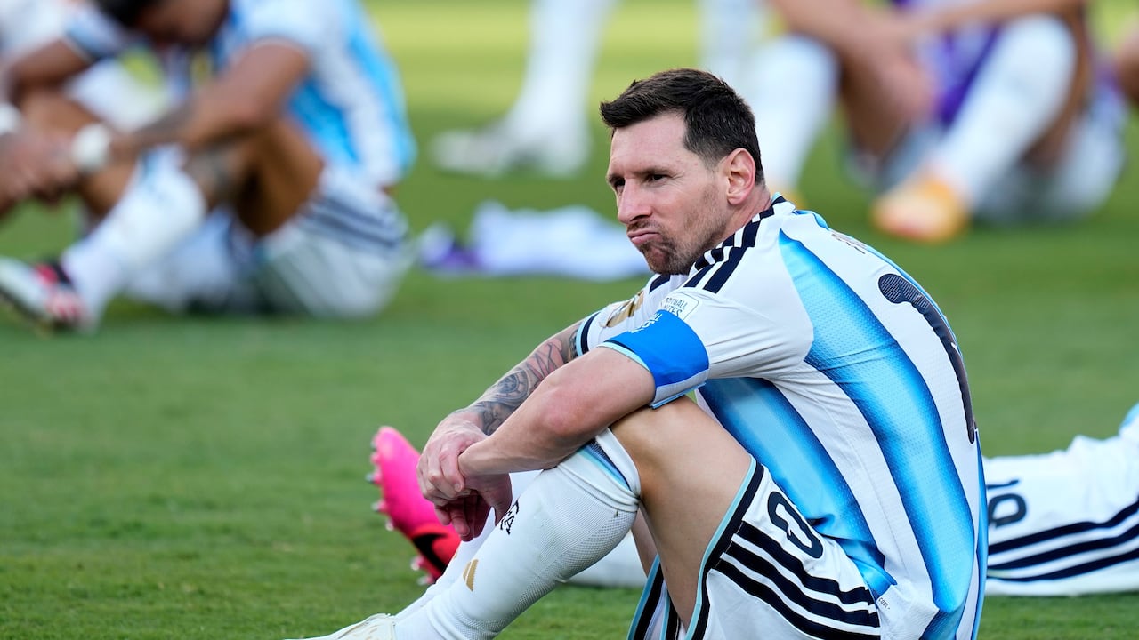 Lionel Messi, de Argentina, se lamenta al concluir la final de la Copa del Mundo ante España. (AP Foto/Ashley Landis)