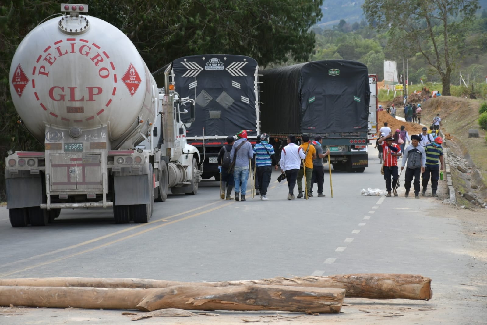 Comunidades Indígenas bloquearon la vía Panamericana que comunica a Popayán y Cali, específicamente en el kilómetro 27, a la altura del sector que es conocido como Quebrada Grande, en Piendamó, Cauca.