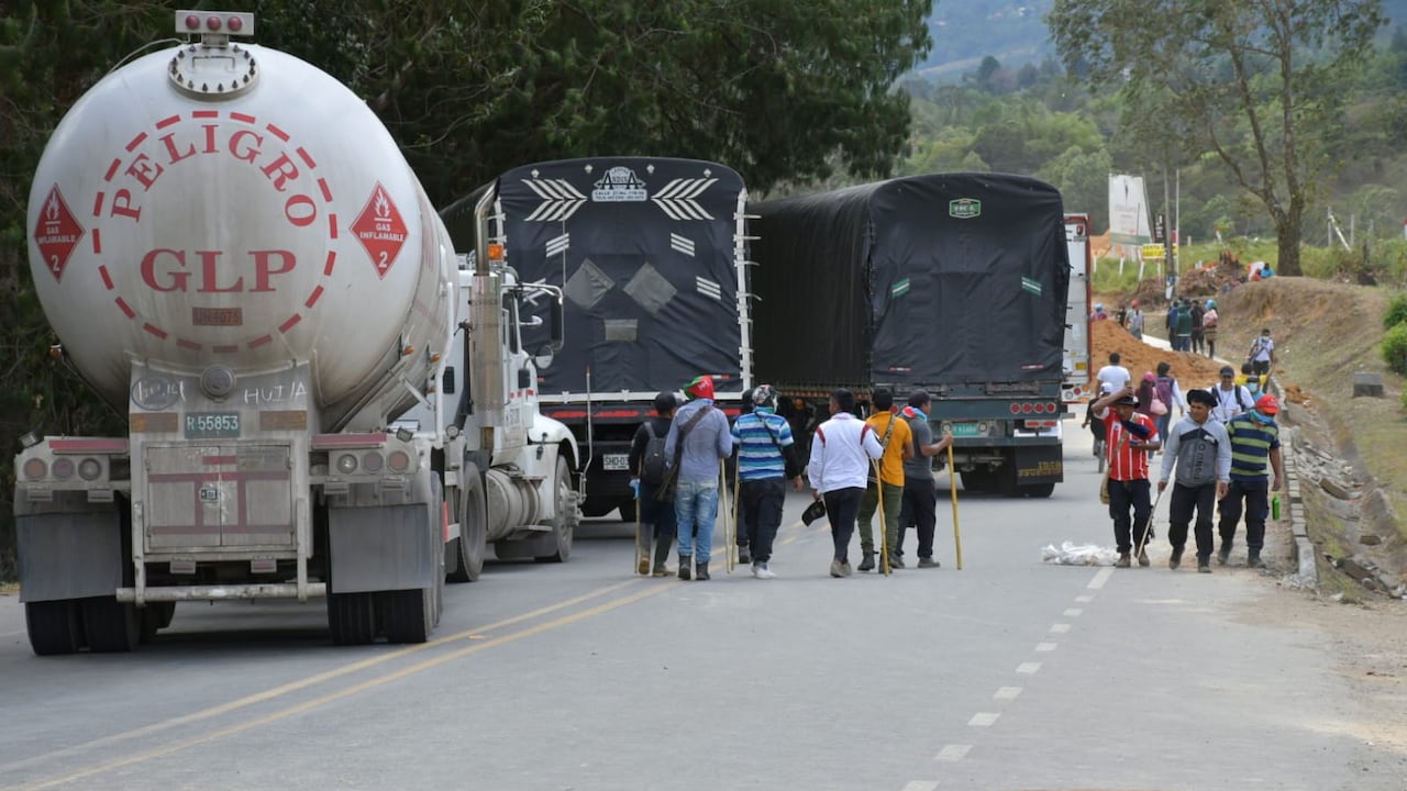 Comunidades Indígenas bloquearon la vía Panamericana que comunica a Popayán y Cali, específicamente en el kilómetro 27, a la altura del sector que es conocido como Quebrada Grande, en Piendamó, Cauca.