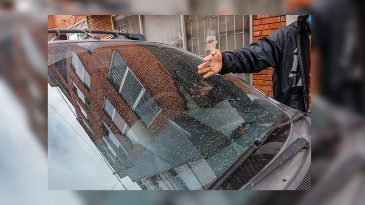 La lluvia de cenizas en Manizales y habitantes limpiando parabrisas