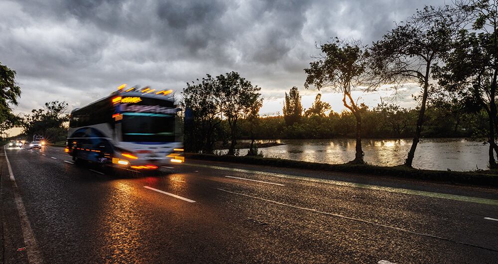   Por las fuertes inundaciones en la Autopista Norte, más de 1.500 personas tuvieron que ser evacuadas, así como 180 vehículos que quedaron atrapados.   