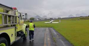 Imagen de la avioneta en la zona de verde.