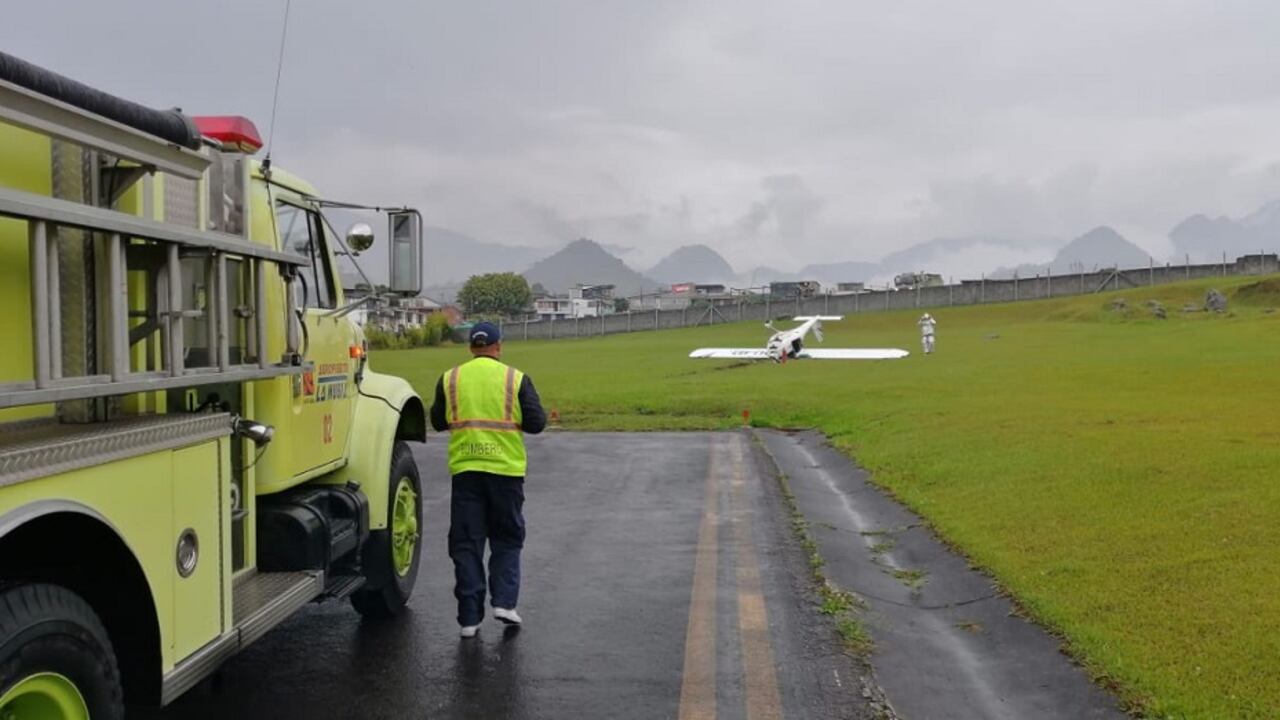 Imagen de la avioneta en la zona de verde.