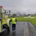 Imagen de la avioneta en la zona de verde.