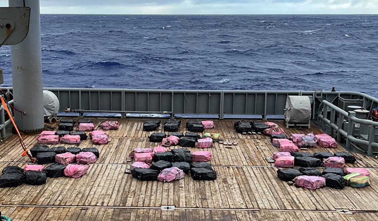 Un barco de la marina interceptó el paquete, que iba a la deriva a cientos de kilómetros al noroeste de Nueva Zelanda, gracias a las informaciones de la alianza "Five Eyes".