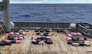 Un barco de la marina interceptó el paquete, que iba a la deriva a cientos de kilómetros al noroeste de Nueva Zelanda, gracias a las informaciones de la alianza "Five Eyes".