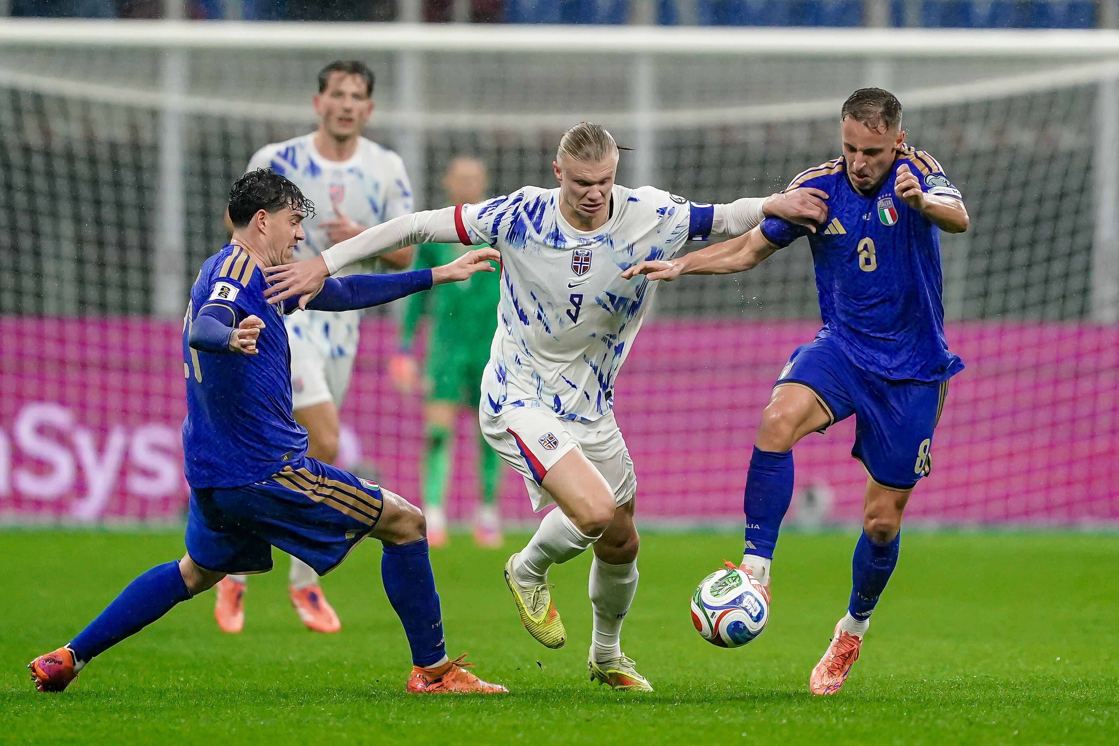 Haaland marcó doblete con Noruega y envió a Italia a repechaje.