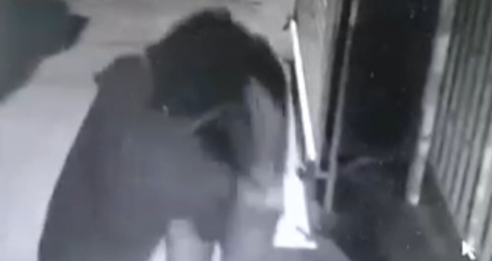 Momento exacto en el que atacan con arma blanca a Gina Paola Bocanegra Hernández , víctima de presunto feminicidio en Medellín.