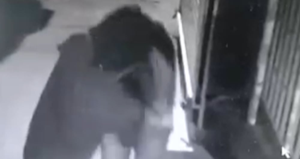 Momento exacto en el que atacan con arma blanca a Gina Paola Bocanegra Hernández , víctima de presunto feminicidio en Medellín.