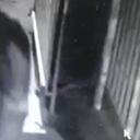 Momento exacto en el que atacan con arma blanca a Gina Paola Bocanegra Hernández , víctima de presunto feminicidio en Medellín.