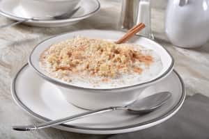 Un tazón de quinua caliente con azúcar morena, canela y leche para el desayuno.