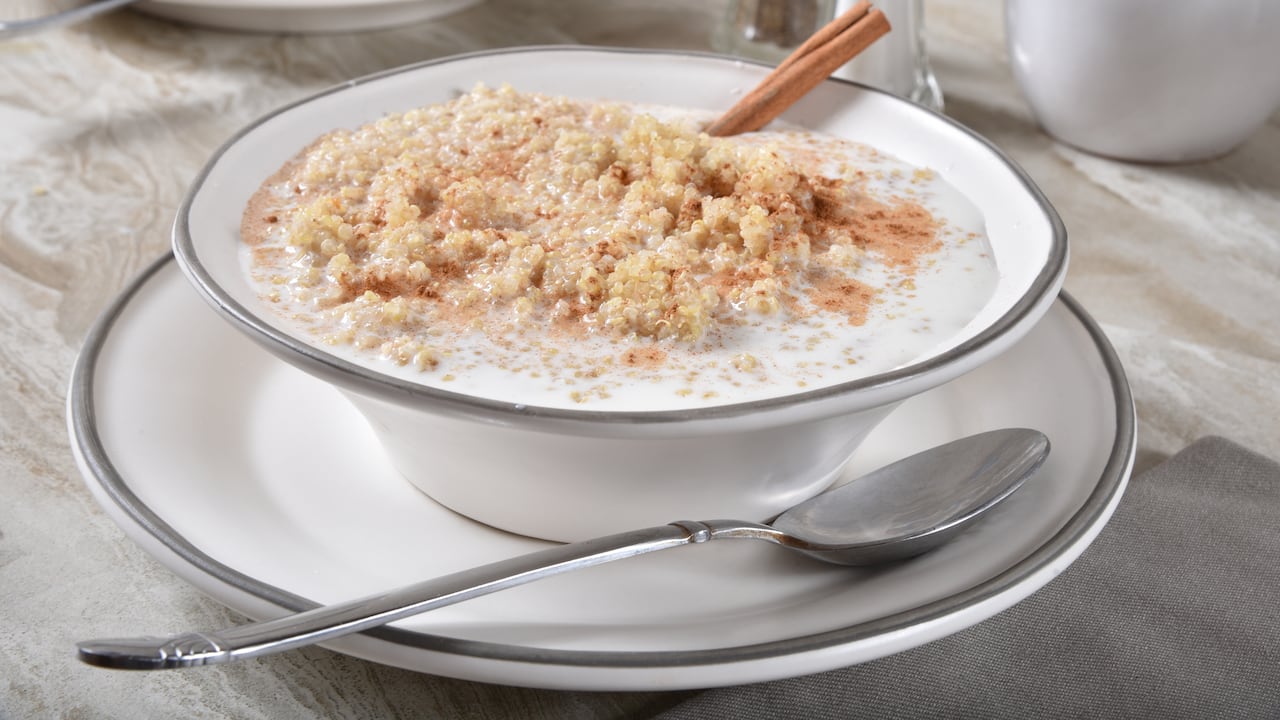 Un tazón de quinua caliente con azúcar morena, canela y leche para el desayuno.