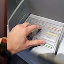 Las estafas en cajeros automáticos continúan siendo un riesgo y han evolucionado con el tiempo.