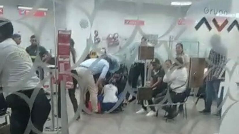 Los delincuentes intimidaron a los presentes.