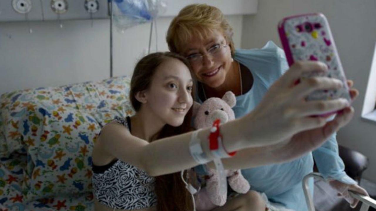 Después de que su petición, compartida por la red social YouTube, la propia Bachelet fue a visitar a la niña al hospital.