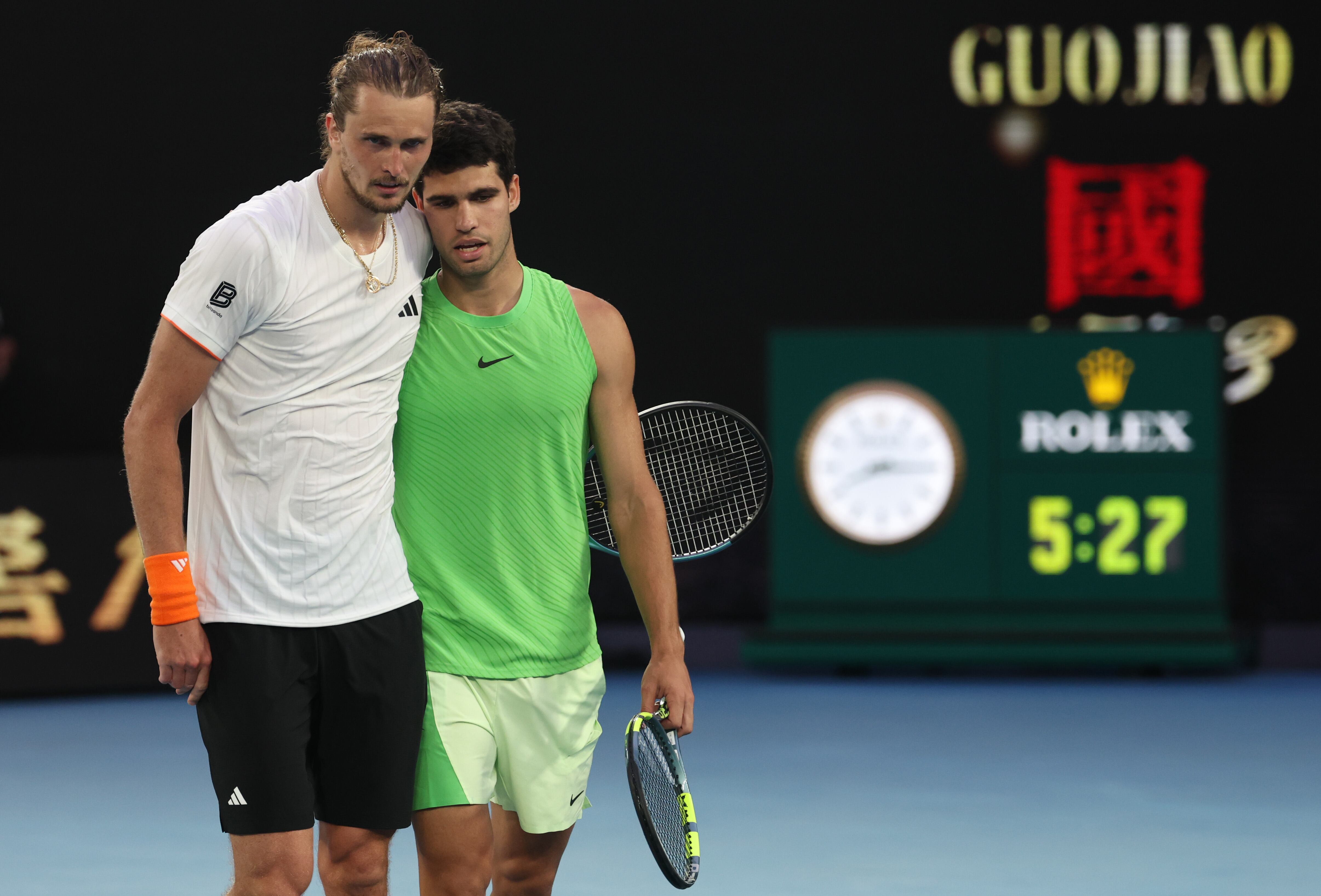 Alcaraz y Zverev luego de protagonizar un emocionante duelo de semifinales en Australian Open.
